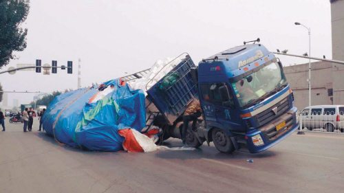 沈陽:裝了38噸貨的大貨車轉彎時側翻(圖)