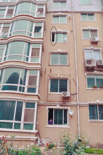 沈陽:2歲童4樓墜下 萬幸僅僅小擦傷(圖)