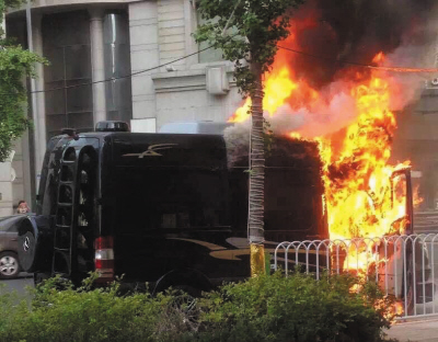 大連:奔馳起火被燒報廢(圖)