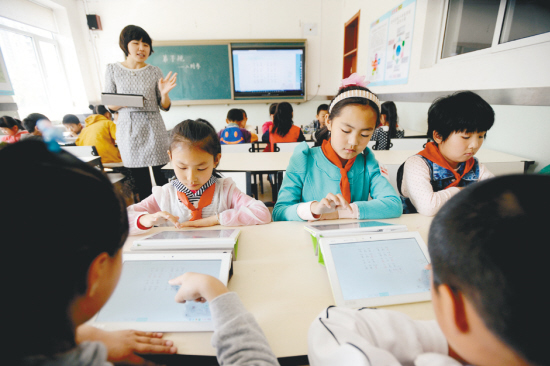 沈陽：小學生嘗鮮“電子書包”（圖）