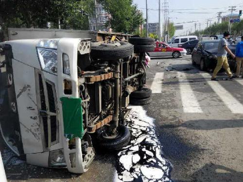 沈陽(yáng)：路口相逢“搶”者勝？?jī)蓴【銈。▓D）