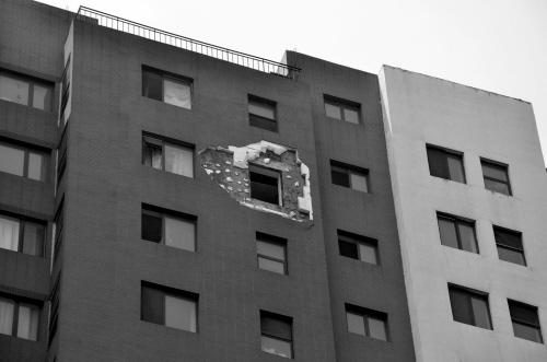 沈陽：燃氣罐爆炸 窗戶飛出砸中對面樓（圖）