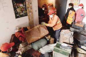 沈陽;退休金3000老人總撿垃圾 堆滿樓道(圖)