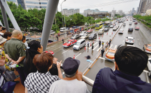 沈陽:八旬老太走斑馬線 被公交刮倒碾軋身亡(圖)