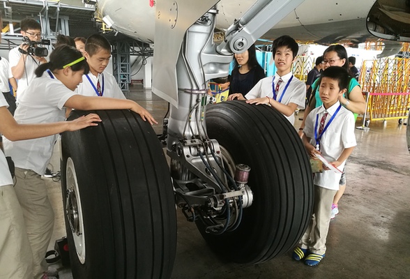 盲童走進南航公益課堂 零距離用手“看”飛機