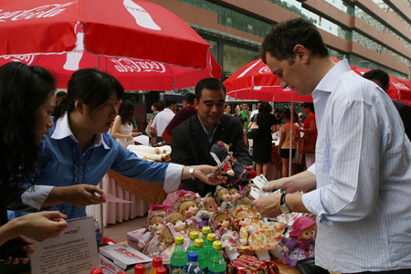 沈陽盛貿舉行助學義賣（圖）