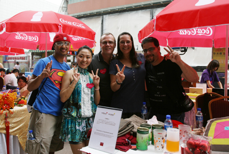 沈陽盛貿舉行助學義賣（圖）