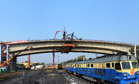 沈陽四環(huán)跨沈西編組站立交橋成功合龍
