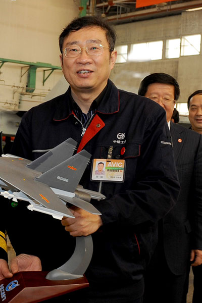 羅陽手握戰機模型