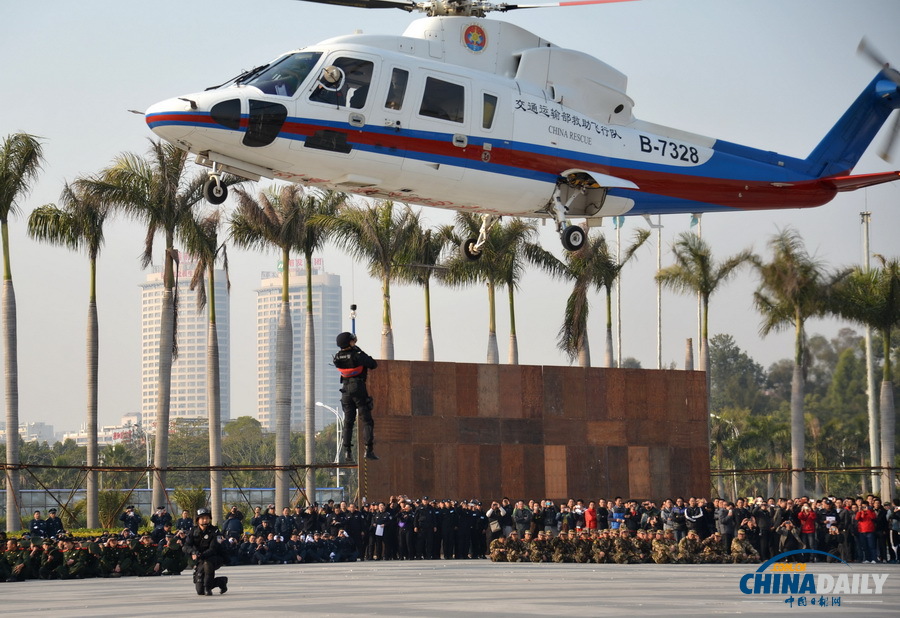 廈門馬拉松賽安保升級(jí) 特警空巡首次亮相參與演練