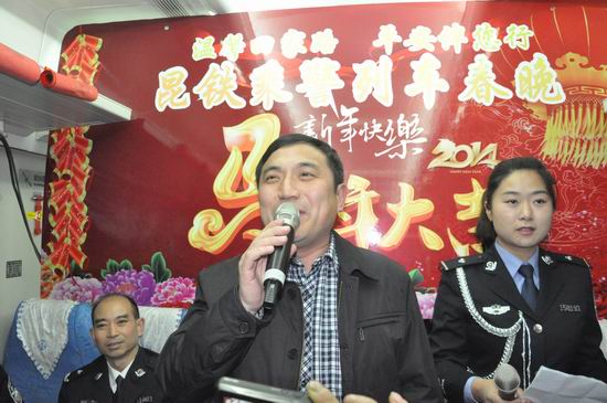 列車春晚情暖車廂 鐵警溫馨伴您出行