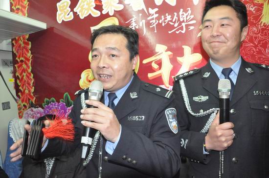 列車春晚情暖車廂 鐵警溫馨伴您出行