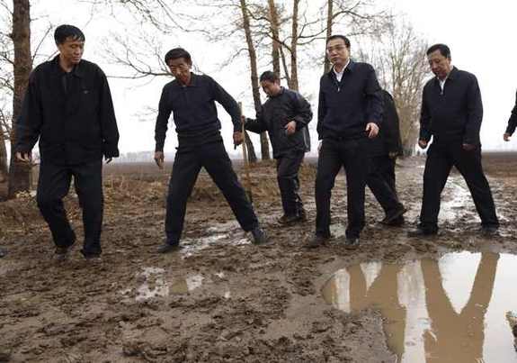 李克強雨中翻地看墑情