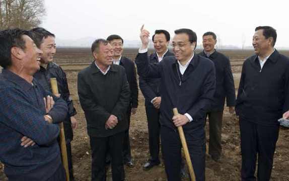 李克強雨中翻地看墑情