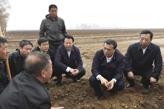 李克強雨中翻地看墑情