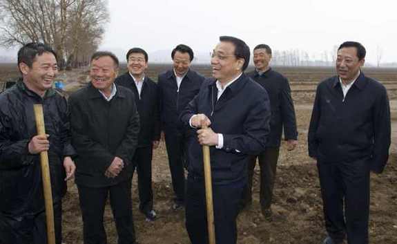 李克強雨中翻地看墑情