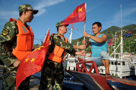 東海開漁 漁船上飄起“中國紅”