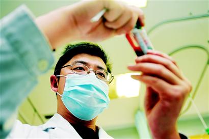 華西醫院“中毒組”解毒高手 破百毒救下幾千人