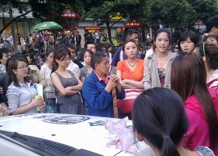 成都美女圍堵打人城管續(xù):兩名協(xié)管員被解聘(圖)