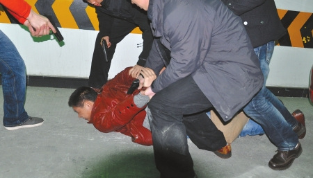 緝毒警故事:毒販門縫里舉槍頑抗 開價300萬求饒