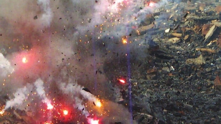 四川爆竹廠爆炸現場:妻子冒險沖向煙花庫尋夫(圖)