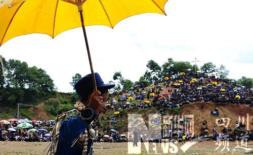 “火把之鄉”布拖歡慶彝族火把節