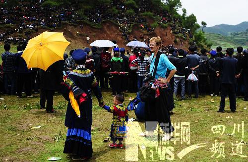 “火把之鄉”布拖歡慶彝族火把節