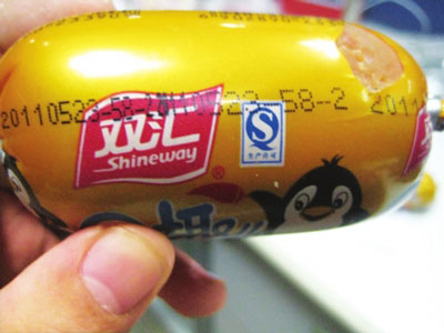 雙匯火腿腸未過保質期已發臭 欲兩萬元封口