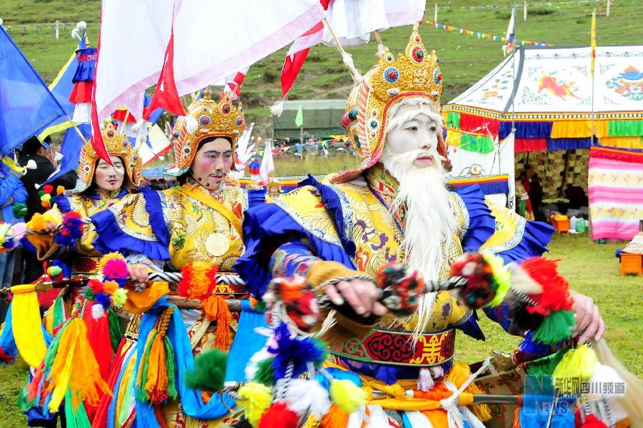 格薩爾故里的藏戲演出