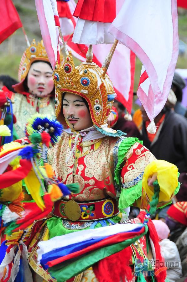 格薩爾故里的藏戲演出