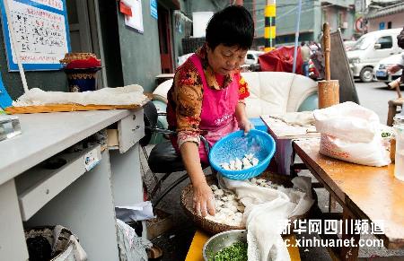 成都一位老人的“愛(ài)心餃子鋪”：憑老年證免費(fèi)吃