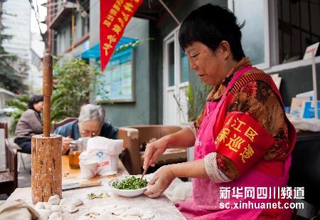 成都一位老人的“愛心餃子鋪”：憑老年證免費(fèi)吃