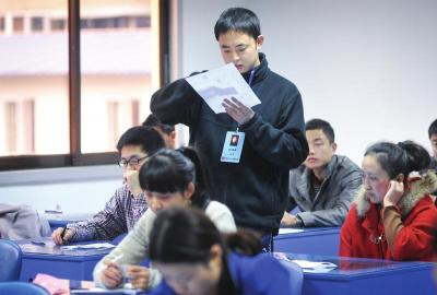 公務員考試3.8萬人缺考 最牛校長入題