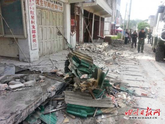 四川日報(bào)記者直擊震區(qū)現(xiàn)場：蘆山縣龍門鄉(xiāng)紅星村