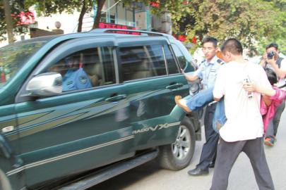 高考抱昏迷女生送醫(yī)男生考290分:沒(méi)想是這個(gè)成績(jī)(圖)