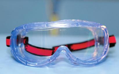 揭秘四川援非醫(yī)療隊特制裝備:13件套防護服 23道穿戴程序