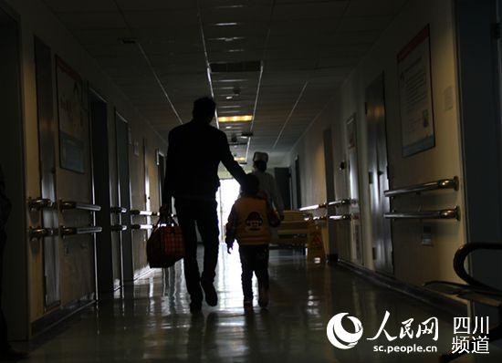 四川涼山州5歲男孩患先天性骨骼畸形 獲義診救助