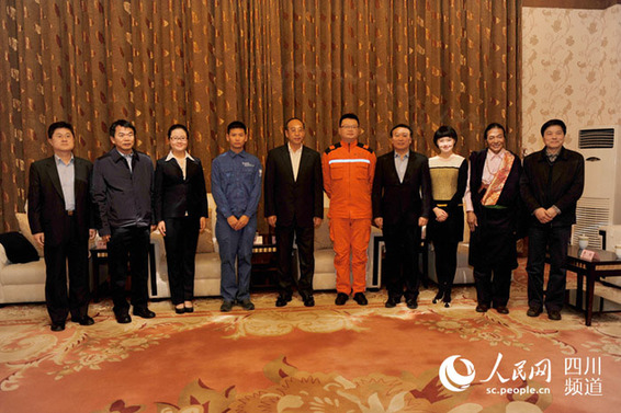 記者講述四川藏區(qū)一線電力工人背后故事 觀眾感動(dòng)流淚