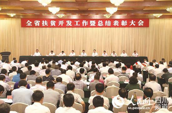 堅持“雙輪驅(qū)動” 強力推進四川扶貧攻堅