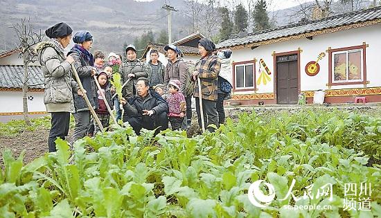 堅持“雙輪驅動” 強力推進四川扶貧攻堅