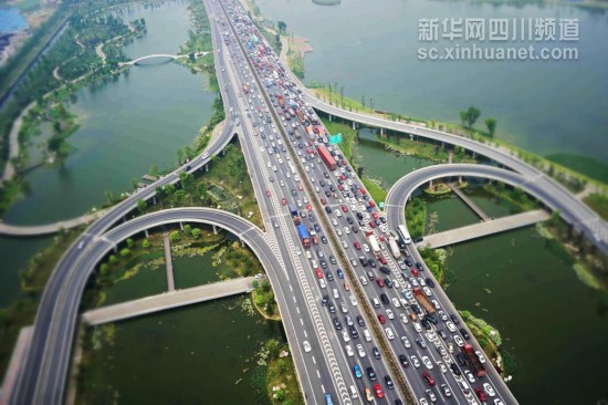 航拍：白云下的四川是這樣的！