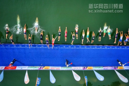 航拍：白云下的四川是這樣的！