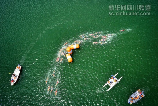 航拍：白云下的四川是這樣的！