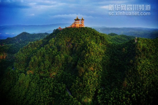 航拍:白云下的四川是這樣的!