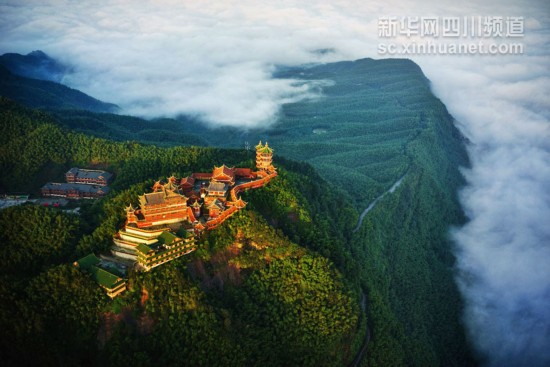 航拍:白云下的四川是這樣的!