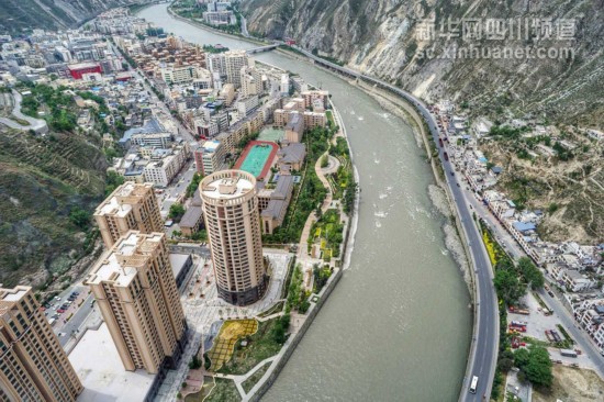 航拍：白云下的四川是這樣的！