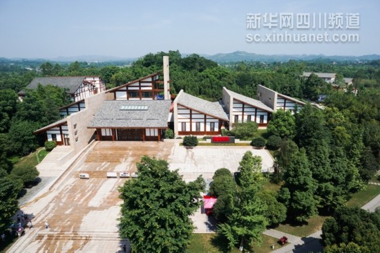 航拍:白云下的四川是這樣的!