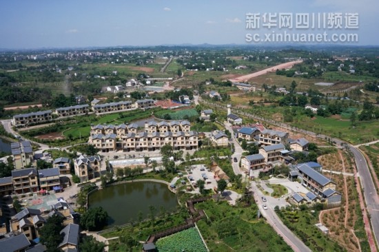 航拍：白云下的四川是這樣的！