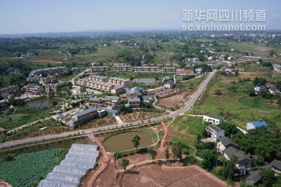 航拍:白云下的四川是這樣的!