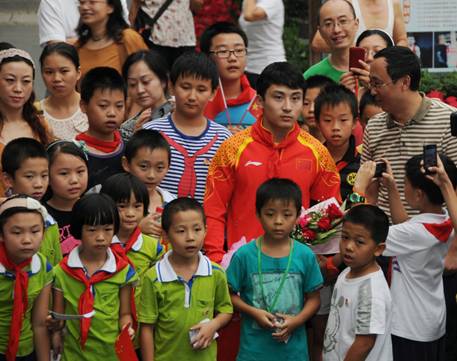 教師節來臨 奧運冠軍馮喆回母校看望恩師